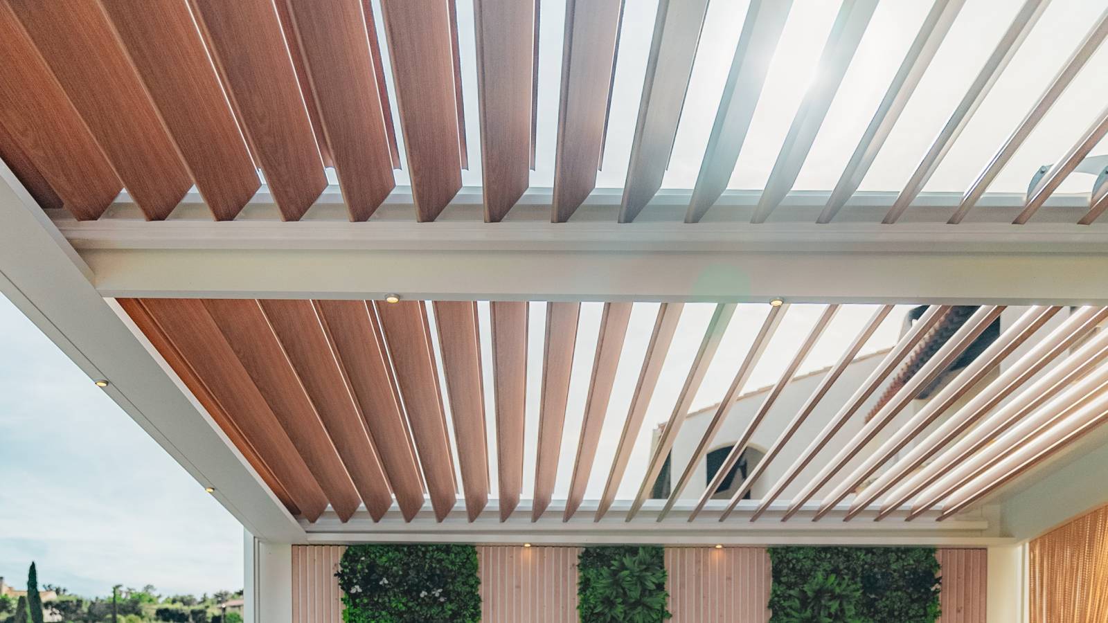 Pergola en bois dans le 06