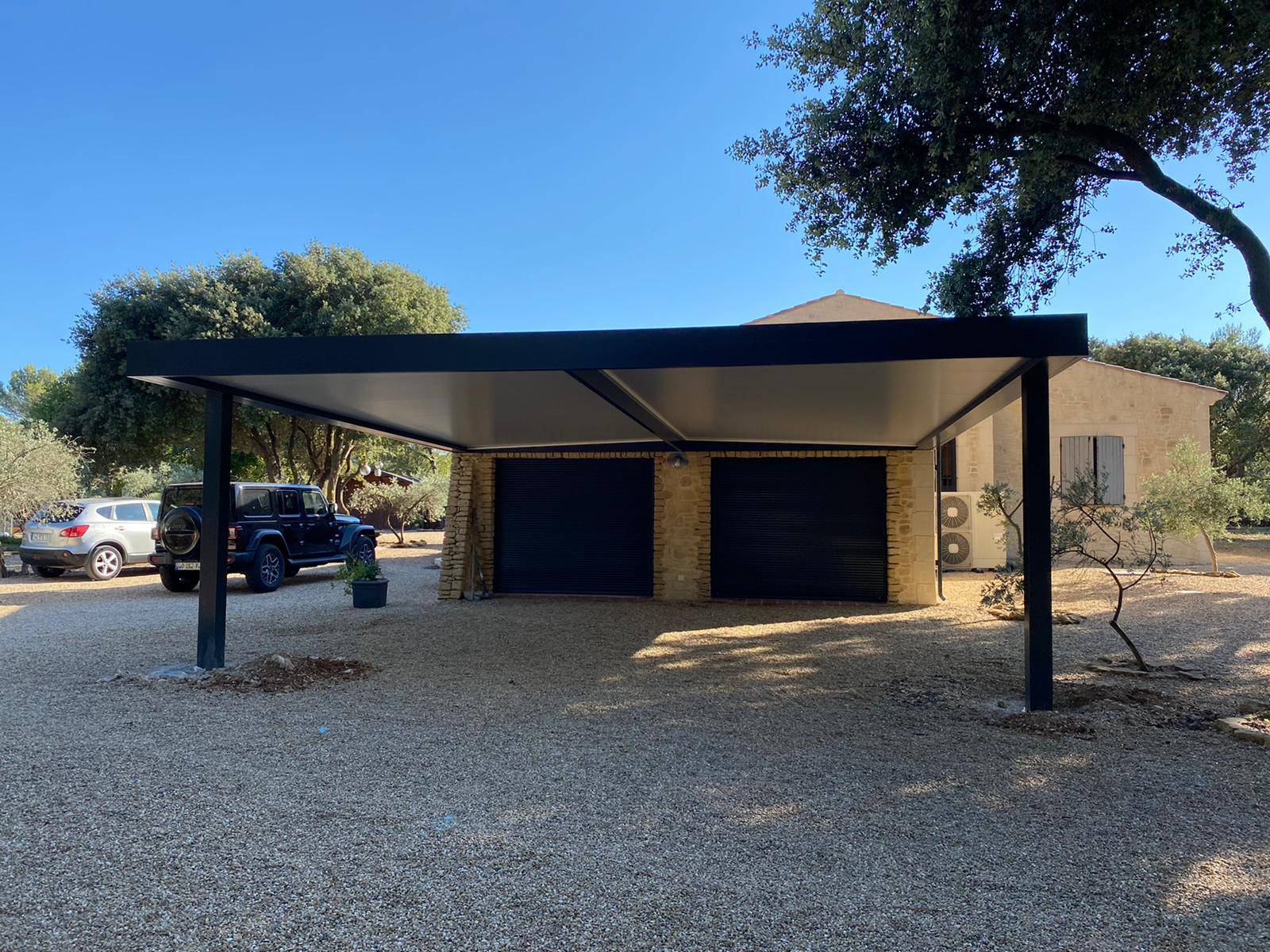 Carport en aluminium avec panneau photovoltaïque à Cannes