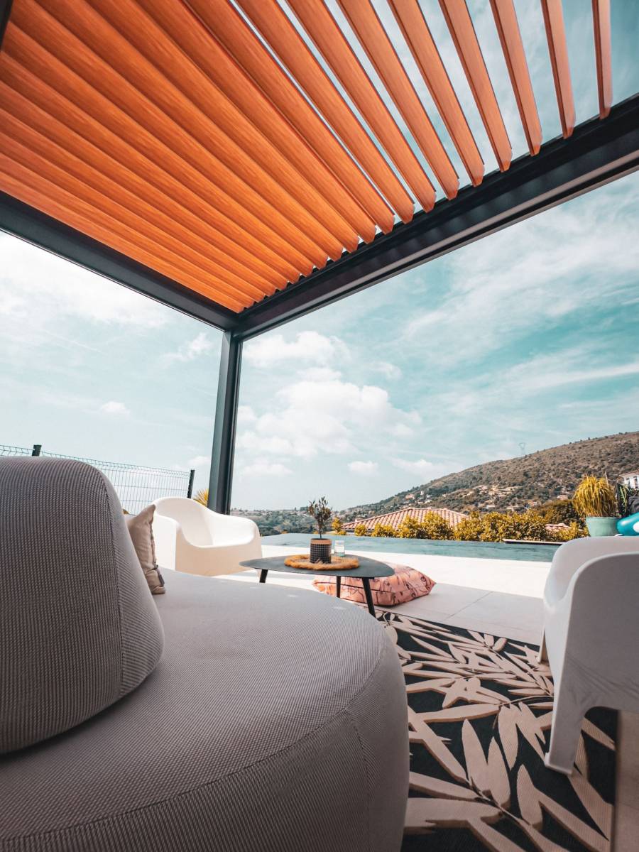 Comment marche une pergola bioclimatique effet bois à Nice