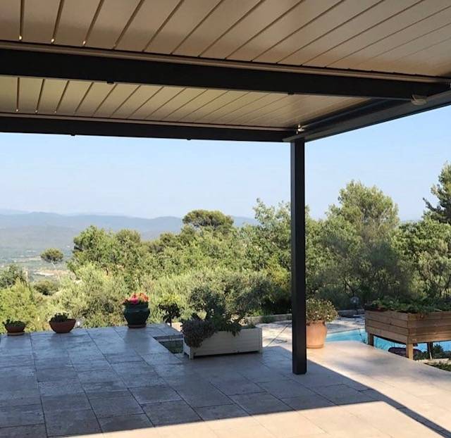 Pergola bioclimatique design Menton par Cauchi Design