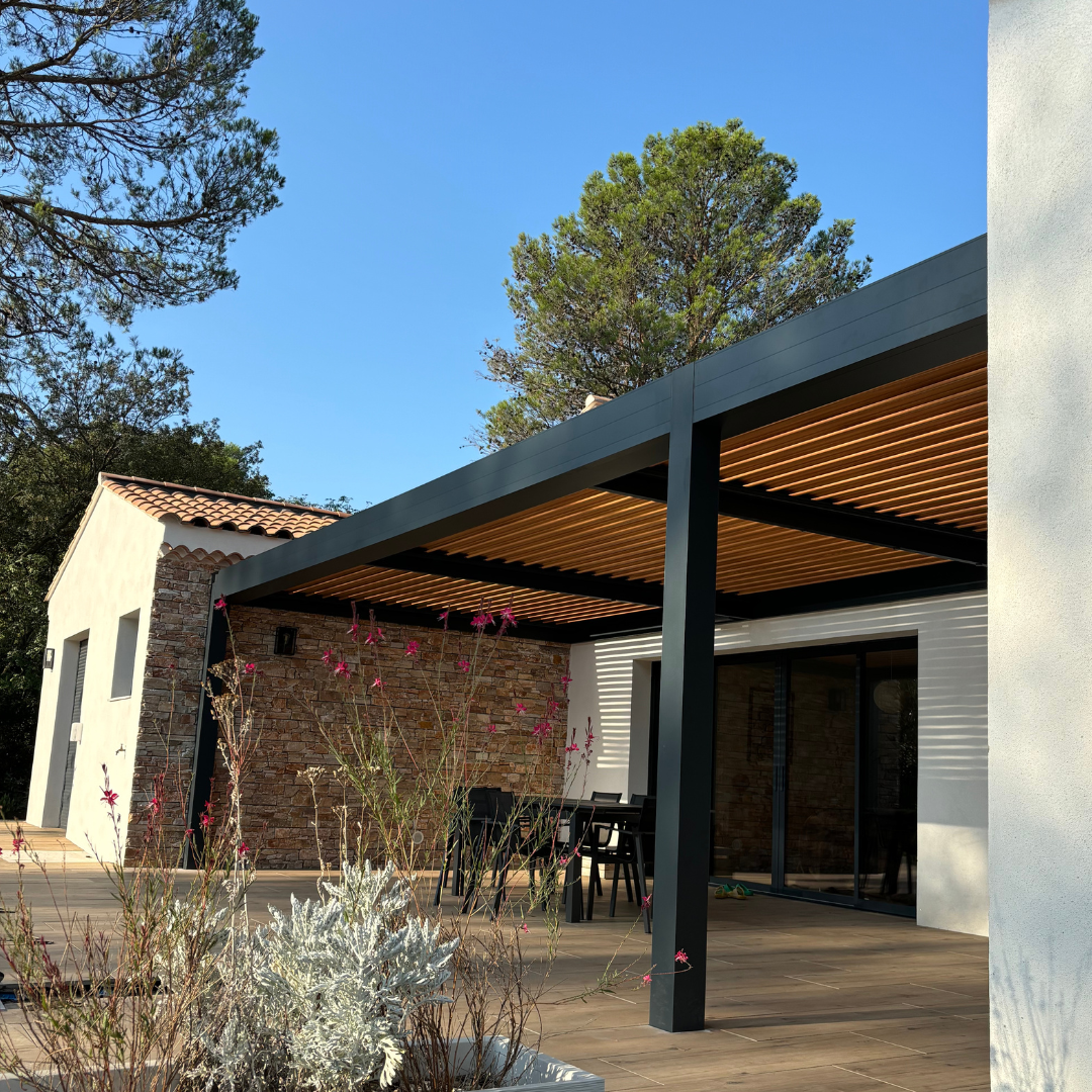 Une pergola bioclimatique en aluminium avec des lames bois ça existe ? Cauchi Design Cannes répond à votre question !
