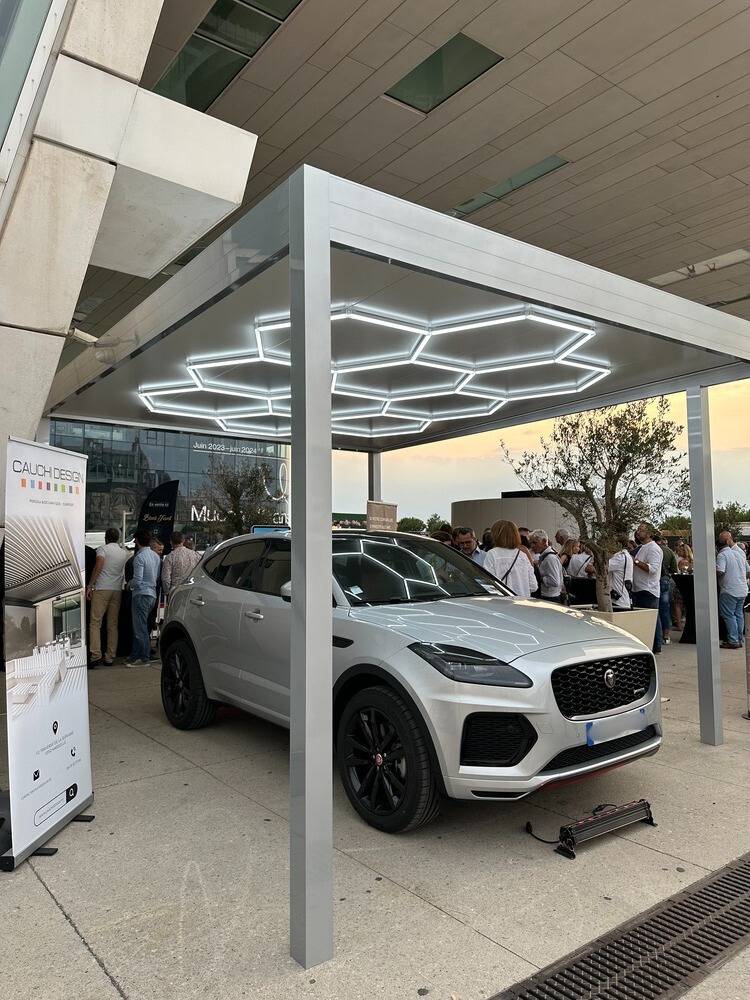 Laissez-vous séduire par le design épuré et esthétique de notre nouvelle gamme d'abris voiture en aluminium Reduxa, disponible à Nice.