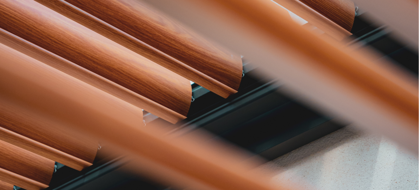 Vente et pose de garde-corps ou de brise-vue sur mesure en aluminium pour aménagement de pergola bioclimatique Antibes Côte d'Azur