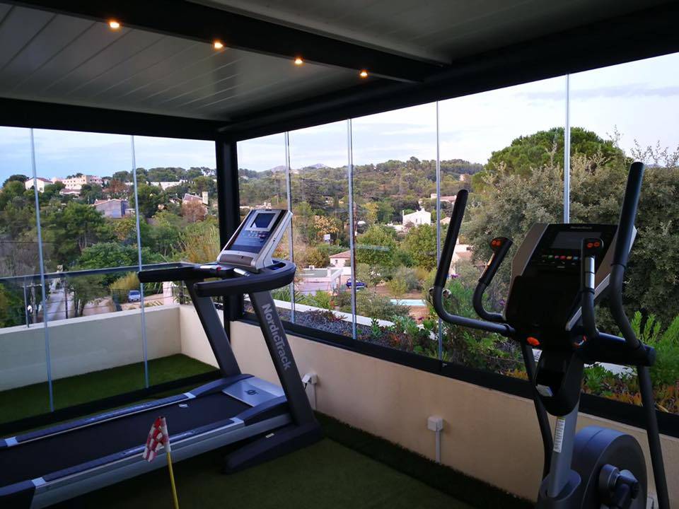 Pergola bioclimatique et rideaux de verre par Cauchi Design Menton