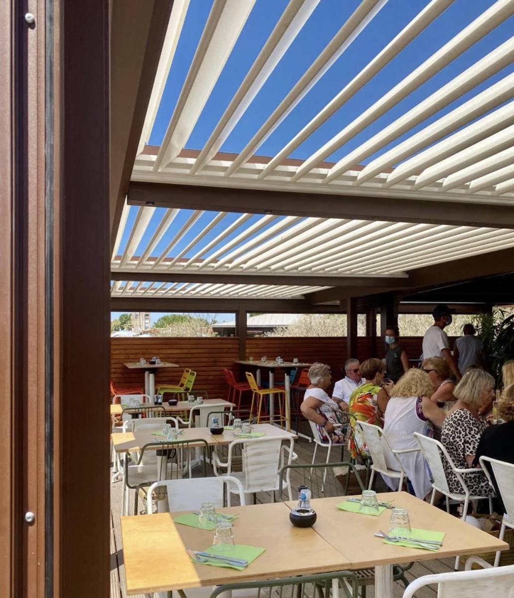 Pergola restaurateur bord de mer par Cauchi Design