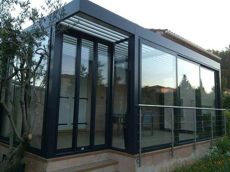 pergola fermée par des menuiseries par Cauchi Design