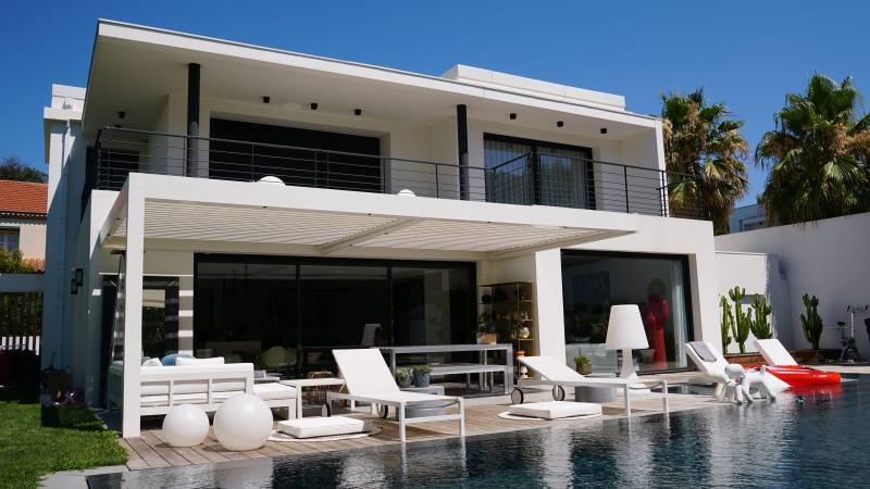 Une pergola bioclimatique adossée ou sur 4 poteaux dans le 06 ?