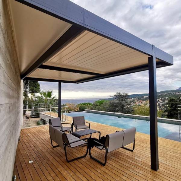Pergola bioclimatique par Cauchi design associée à une structure thermotop alpes maritimes
