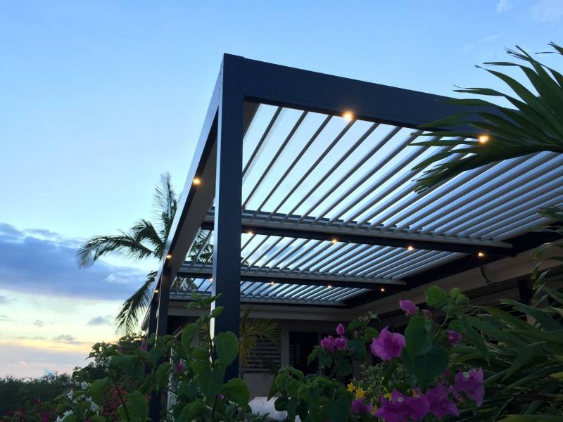 Spots led sur pergola bioclimatique par Cauchi Design