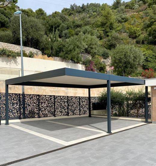 Faut-il un permis de construire pour installer un abri de voiture en aluminium à Mougins dans les Alpes-Maritimes