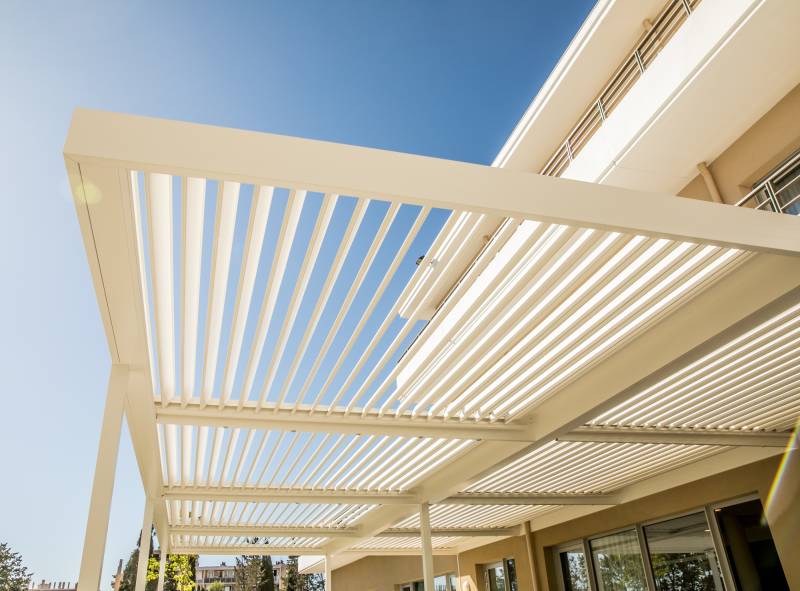 Nous vous détaillons les raisons pour lesquelles les lames de votre Pergola bioclimatique sont orientées parallèlement ou perpendiculairement à votre façade à Nice.