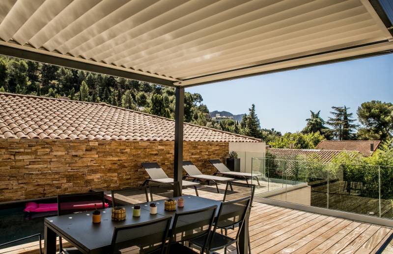 terrasse aménagée avec pergola bioclimatique