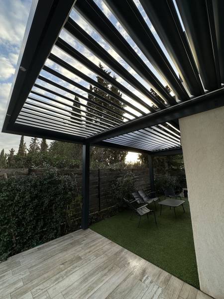 Comment fonctionne une pergola bioclimatique en aluminium ? Cauchi Design vous explique son fonctionnement à Beausoleil proche de Nice