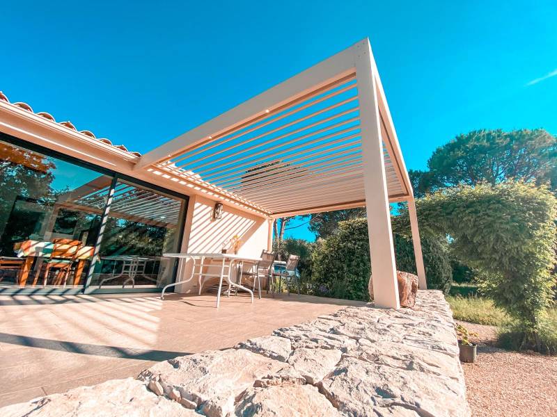 Pergola bioclimatique Solisystème par Cauchi Design à Valbonne