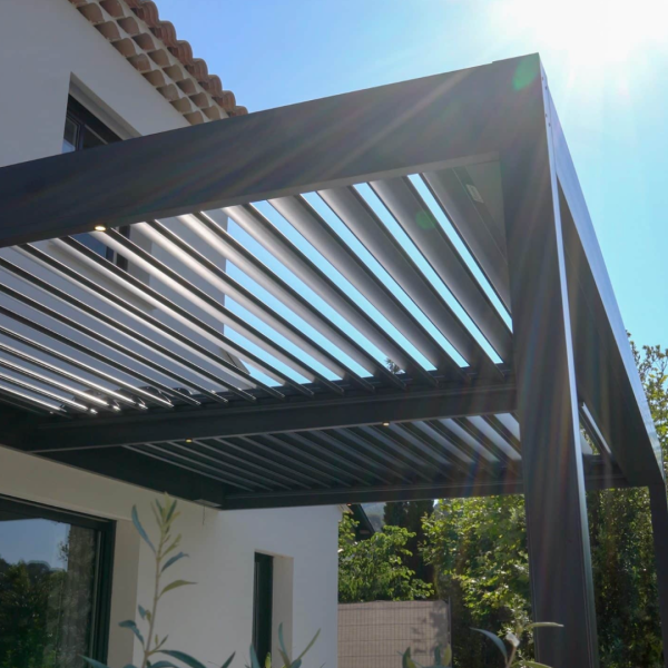  Comment se déroule l’installation d'une pergola bioclimatique en aluminium à lames orientables à Nice?