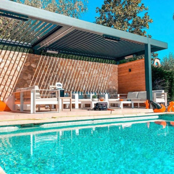 Quel est le prix moyen d'une pergola bioclimatique en aluminium à lames orientables à Nice ?