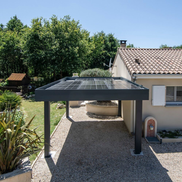 abri de voiture avec panneaux solaires