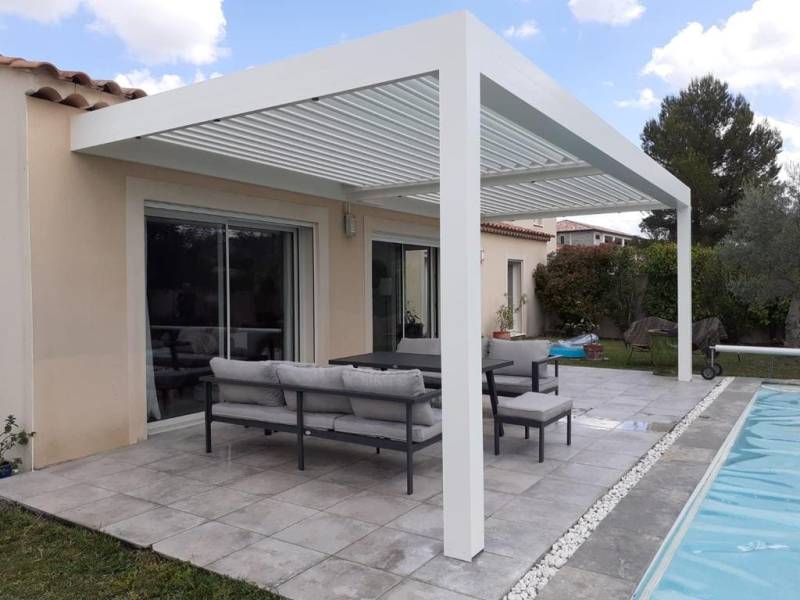 Comment une pergola bioclimatique en aluminium résiste-t-elle à la corrosion dans les zones côtières à Nice proche d'Antibes ?
