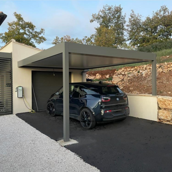 borne de rechargement voiture électrique sous abri de voiture 