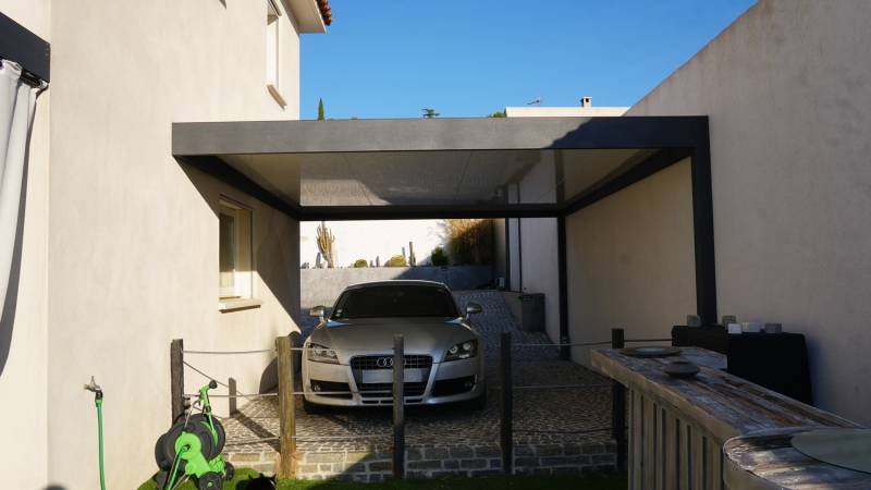 Nous vous offrons la possibilité de concevoir un abri pour votre véhicule en aluminium Reduxa, entièrement personnalisé selon vos goûts et besoins spécifiques, à Antibes.