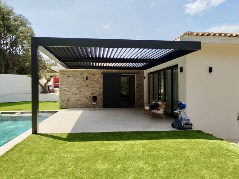 Puis-je personnaliser la couleur des lames de ma pergola bioclimatique ou sont-elles toujours blanches à Nice ?