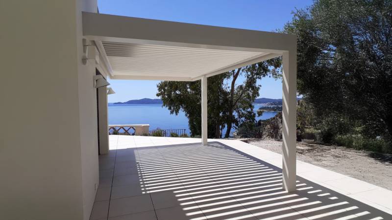 Pergola 4x3 Cannes en alu transformée en terrasse en bureau extérieur