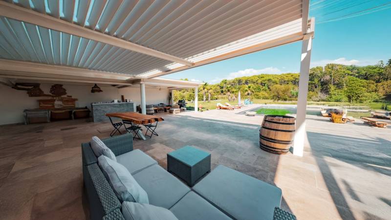 Prix Pergola Bioclimatique 4x3 design pour terrasses de Bar à Nice