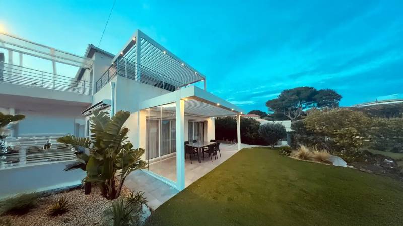 La pergola bioclimatique est-elle totalement étanche en cas de pluie ?