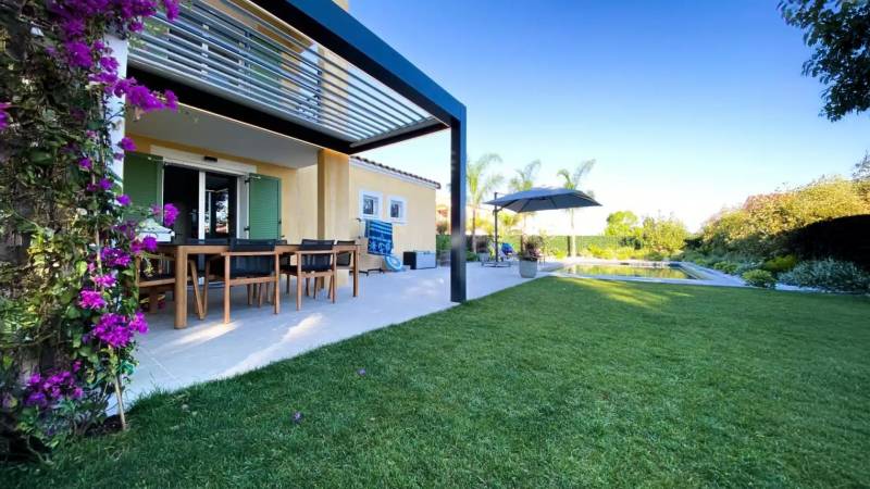 Pergola bioclimatique à Nice 4x3 m en aluminium à lames orientables Cauchi Design pour couvrir une terrasse