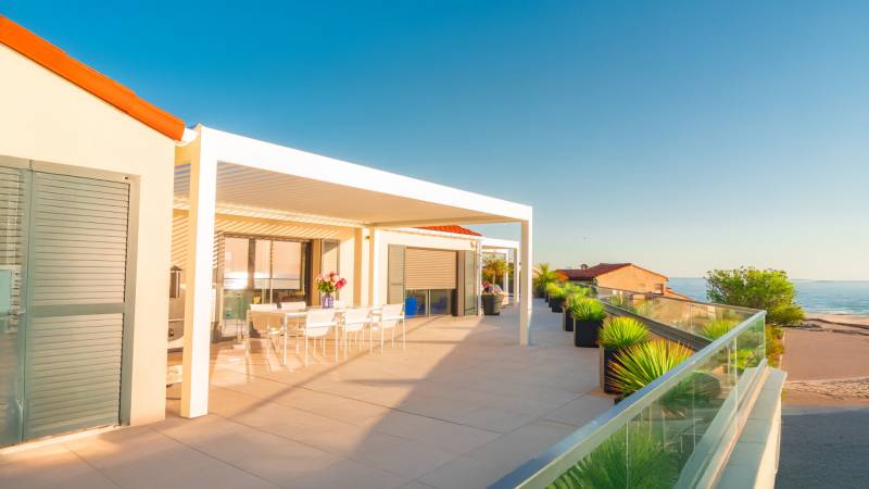 Quelle couleur choisir pour sa pergola 6x3 bioclimatique en aluminium à lames orientables pour qu'elle ne dénature pas ma maison à Mandelieu ?