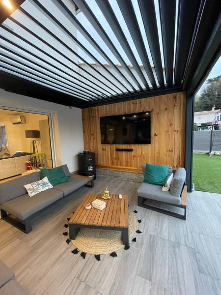 À l’approche des beaux jours d’été, que diriez-vous d’aménager votre jardin en un nouvel espace de vie extérieur dans les Alpes Maritimes ?