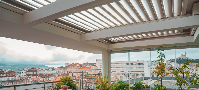 Pergola bioclimatique en verre 06 
