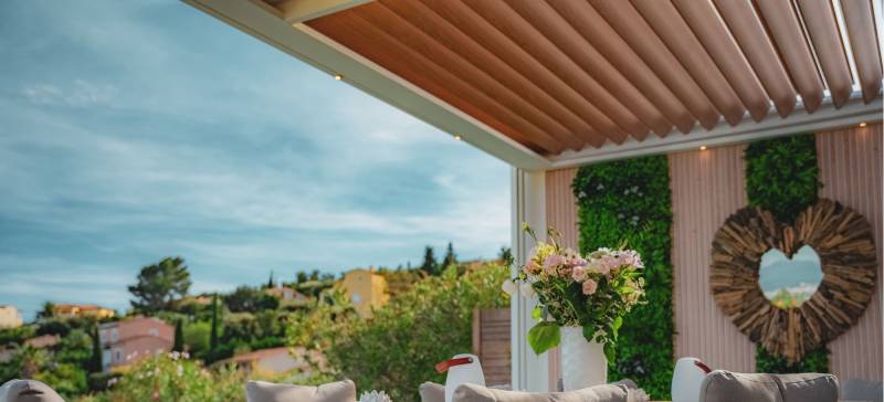 Est-ce que l'installation d'une pergola bioclimatique ajoute de la valeur à ma propriété ? Cauchi Design Nice vous explique.