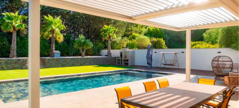 Trouver l'orientation idéale pour votre pergola bioclimatique dans les Alpes Maritimes : Cauchi Design est là pour vous renseigner !