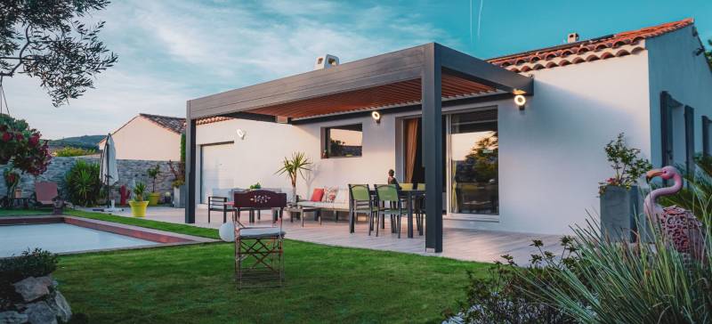 Architectes dans les Alpes-Maritimes : choisissez les pergolas bioclimatiques Cauchi Design pour sublimer vos projets