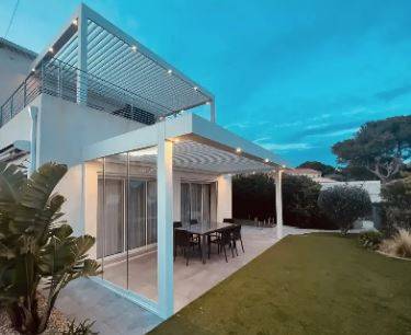 Éclairer votre pergola bioclimatique : faites le choix entre bandeau LED et spot LED à Nice !